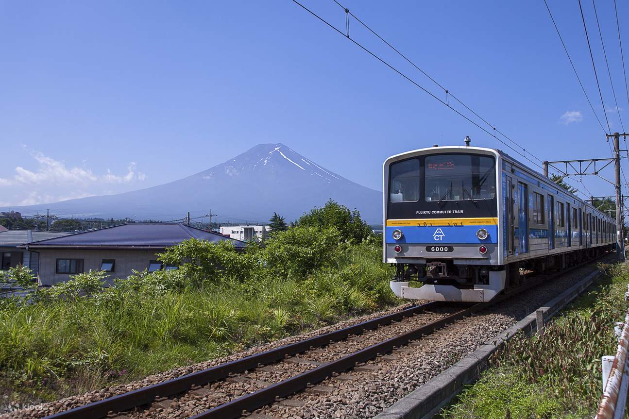 Ferrocarril Eléctrico al pie del Monte Fuji