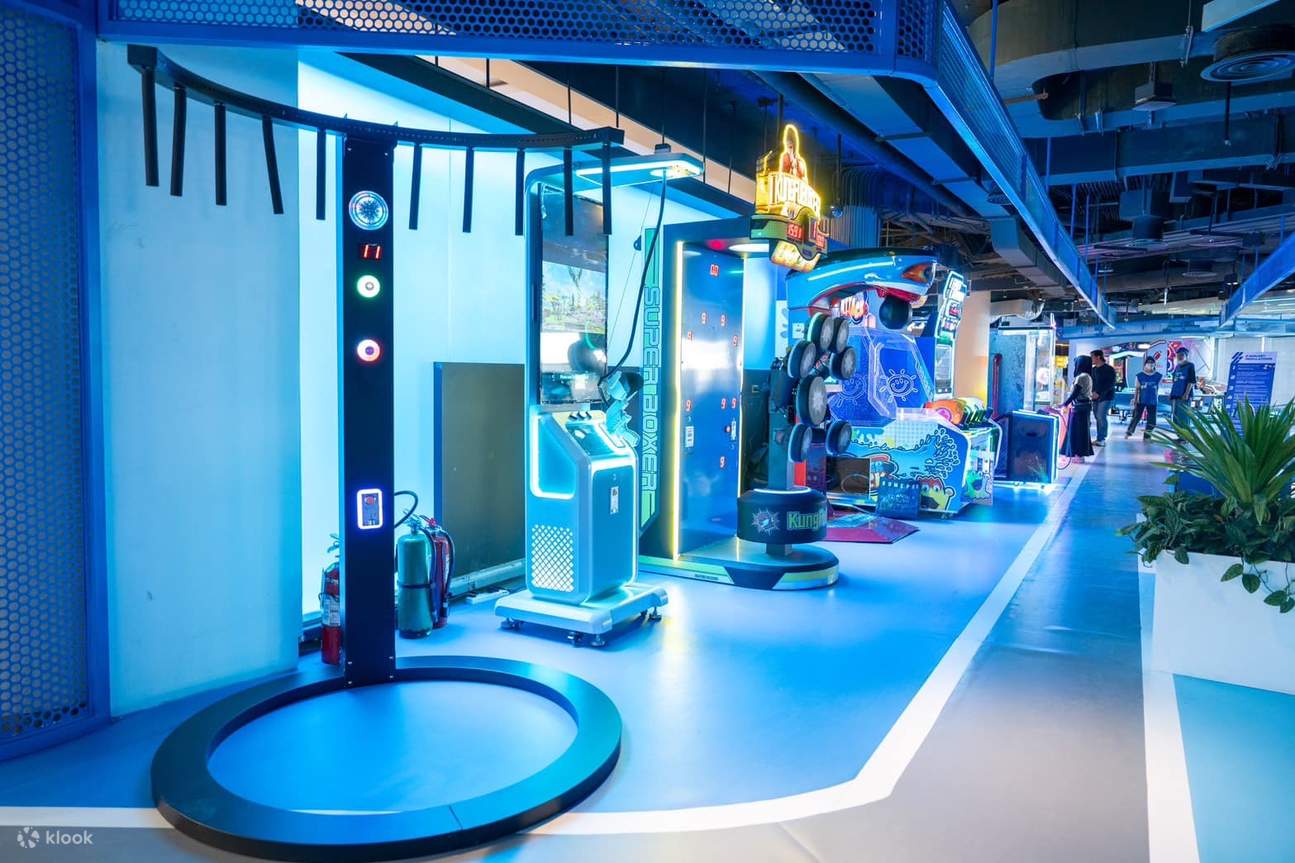 โซนเกม • เกมอาเขตกว่า 40 เกมให้คุณได้ลองเล่น