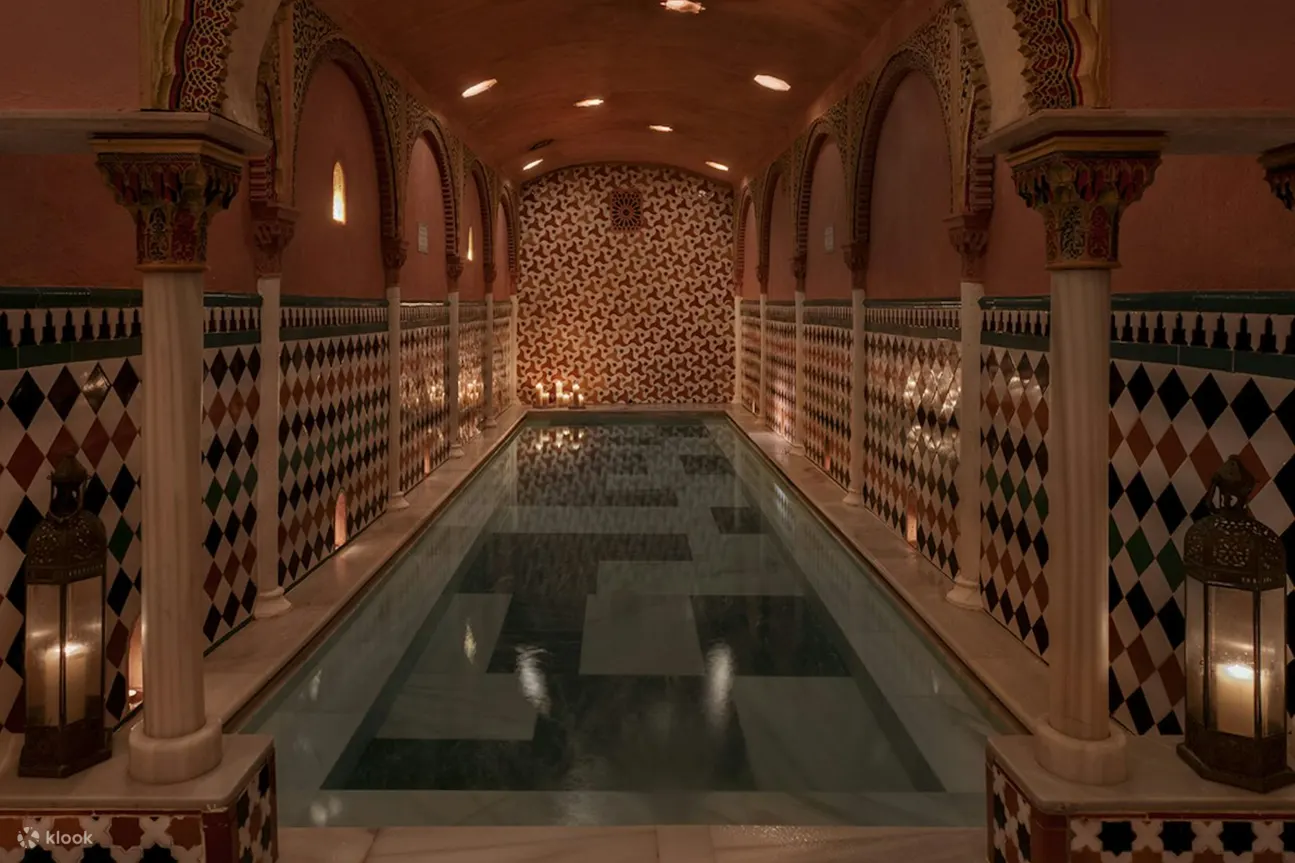 在格拉纳达安达卢斯土耳其浴室 (Hammam Al Andalus Granada) 的迷人泳池中享受历史的洗礼和放松的时光
