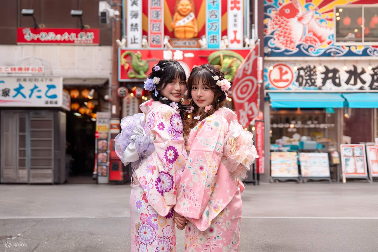 Volete passeggiare per Osaka con indosso un kimono insieme ai vostri amici?