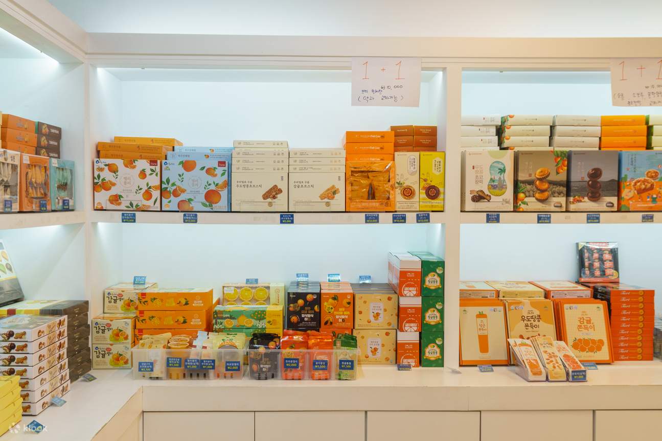 Healthy and delicious delicacies exclusive to Jeju Island that you can only taste here.  tea, ramen, rice cake, chocolates, snacks,  cookies, jerky, Jam, fruit syrup, jelly.