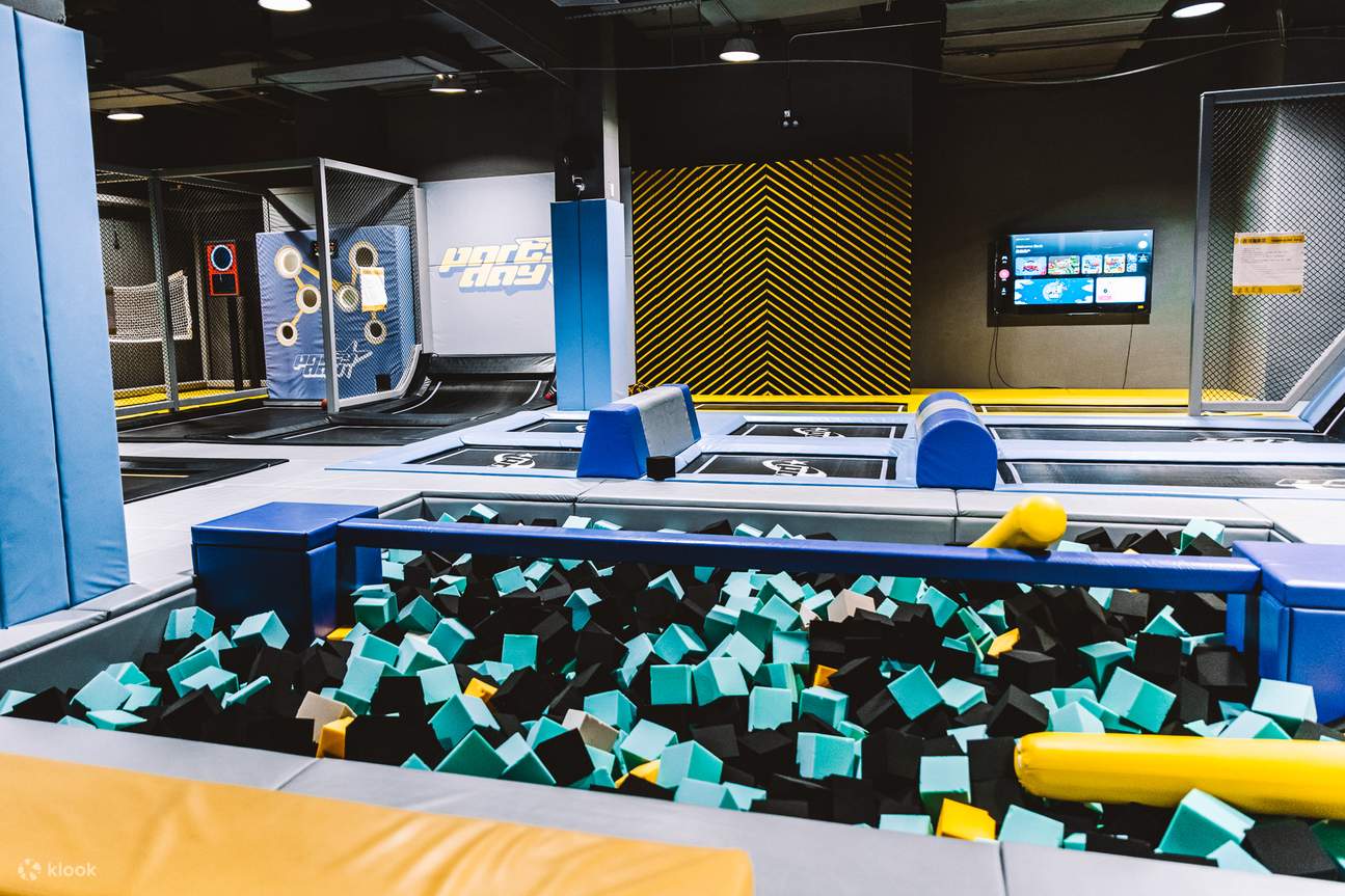 Бассейн с поролоном для прыжков на батуте