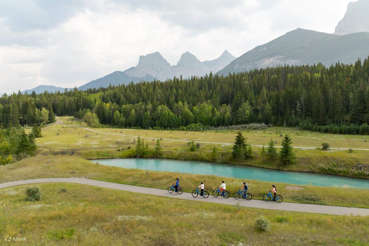 Radfahren Sie entlang des ruhigen Seeufers und genießen Sie atemberaubende Ausblicke und frische Luft.