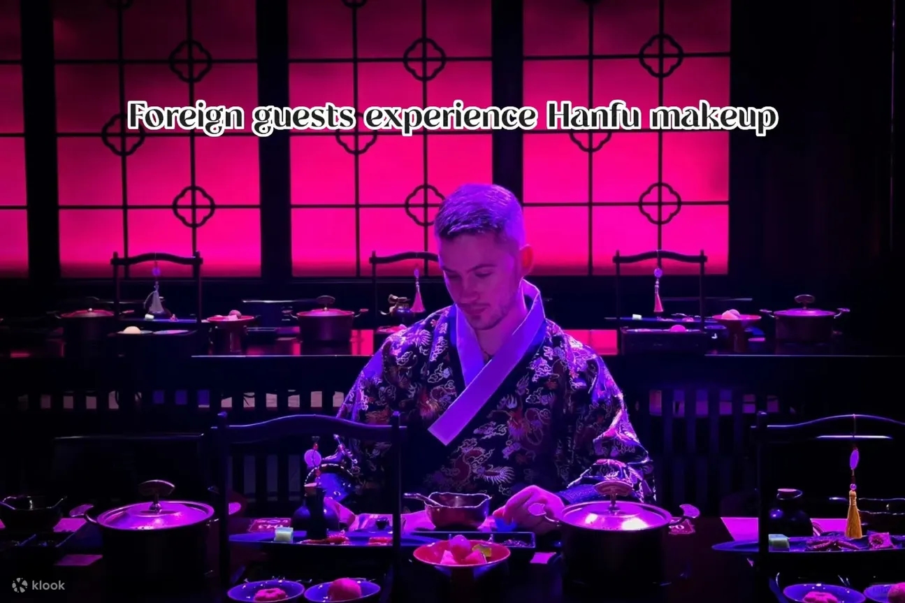 外国宾客体验汉服精致妆造享受古代群臣的快乐，穿越千年的味觉之旅从这里开始。