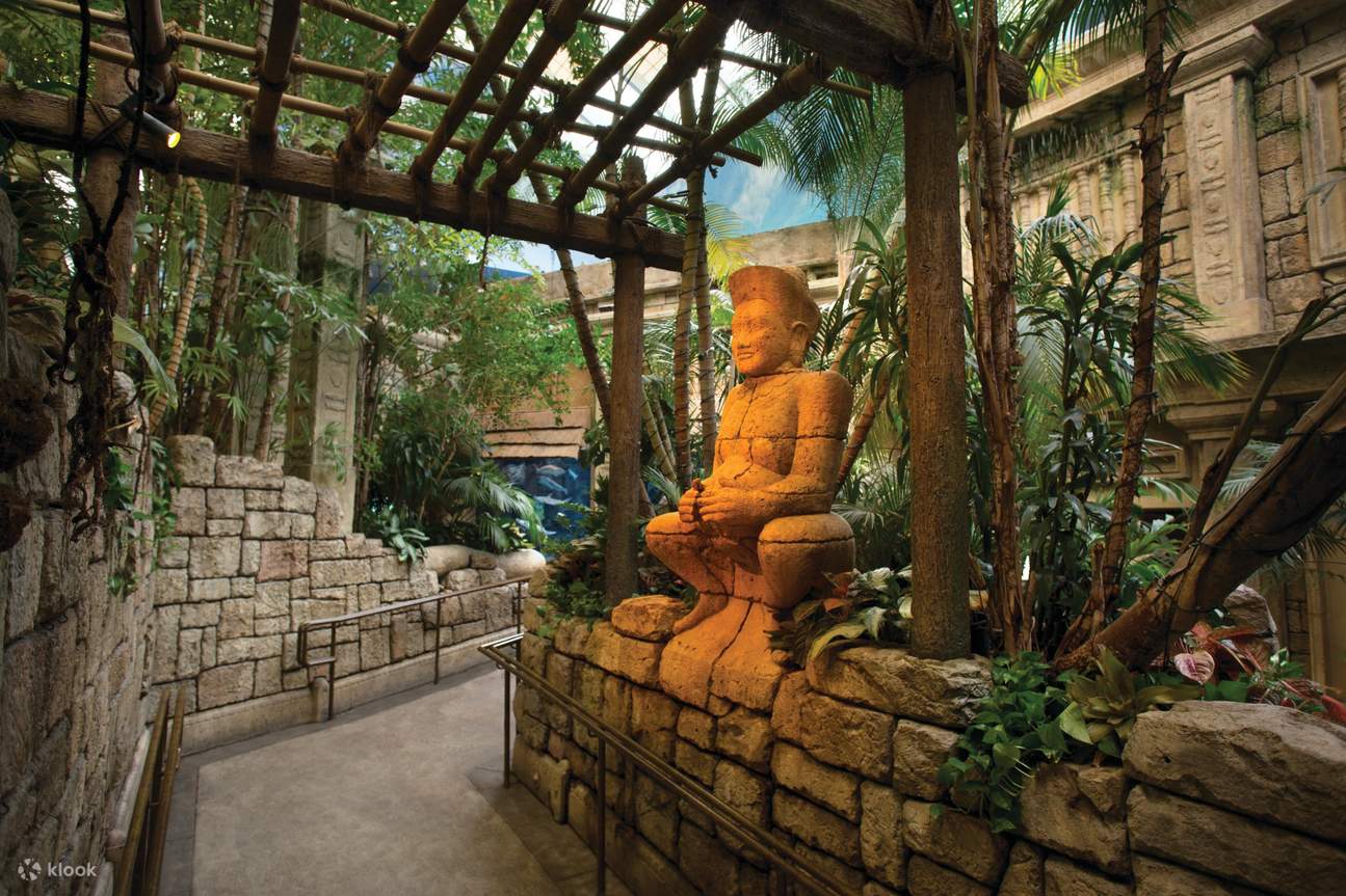 Statua di un uomo su un muro