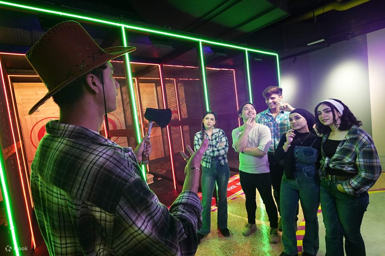 เริ่มต้นช่วงเวลาของคุณด้วยคำแนะนำจากผู้เชี่ยวชาญด้านความปลอดภัย เพื่อให้คุณมั่นใจได้ว่าจะขว้างขวานได้อย่างปลอดภัยและมีทักษะ