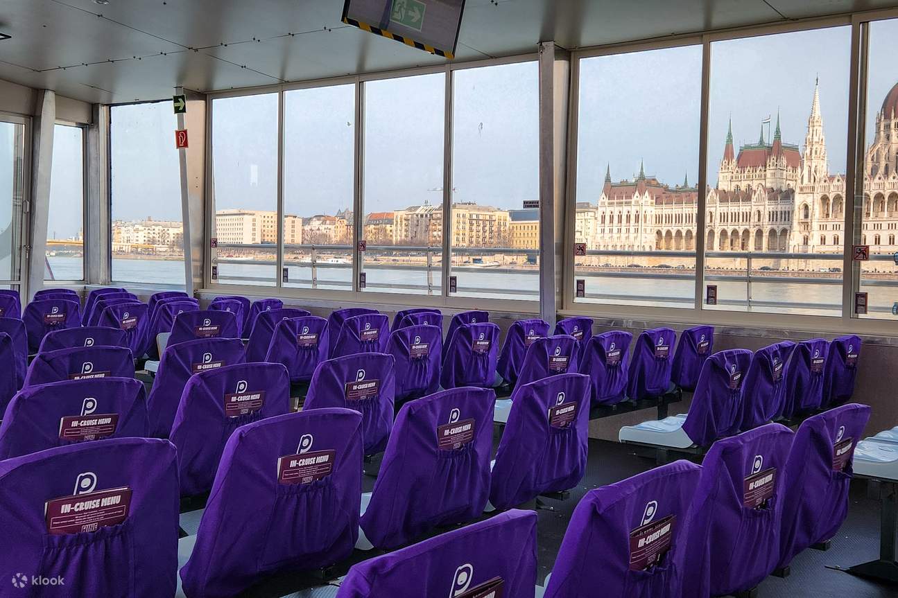 부다페스트 다뉴브강을 따라 흐르는 아름다운 분위기에 흠뻑 빠져 크루즈 좌석에 편안히 앉아보세요.