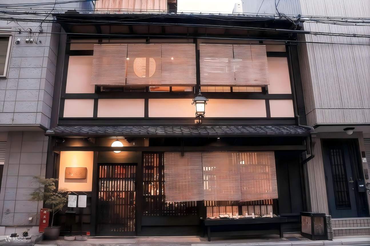 Situé dans la rue historique de Shinmachi à Kyoto, le machiya vieux de 80 ans a été soigneusement restauré pour ouvrir Gohandokoro Yao Sada en 2008. Il allie tradition et innovation, offrant un espace accueillant aux habitants et aux touristes.