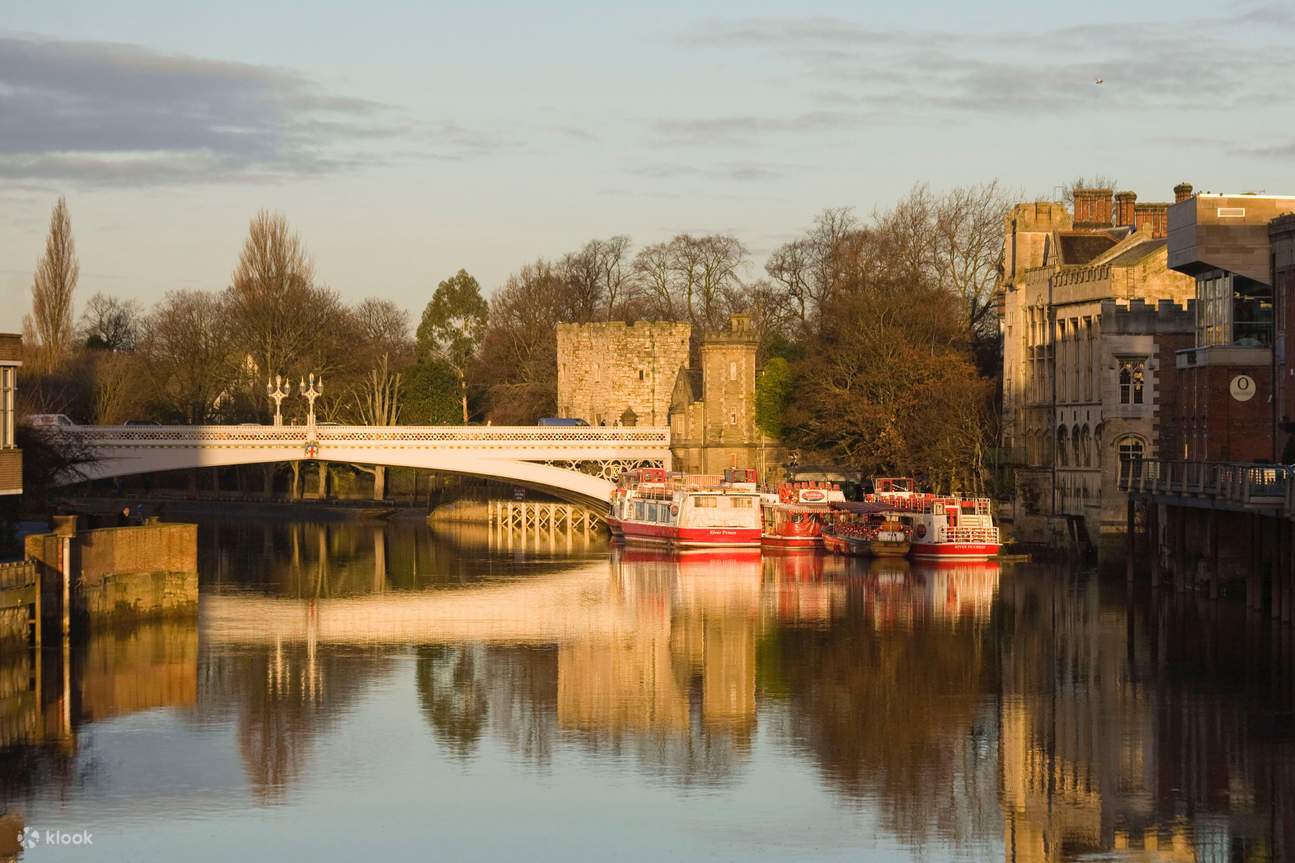 Temui keindahan tepi sungai York ketika matahari terbenam dalam pelayaran awal petang ini, yang mempamerkan mercu tanda bersejarah bandar York
