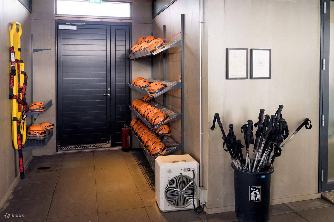 Silfra Fissure Snorkeling & Lava Caving Day Tour dari Reykjavik