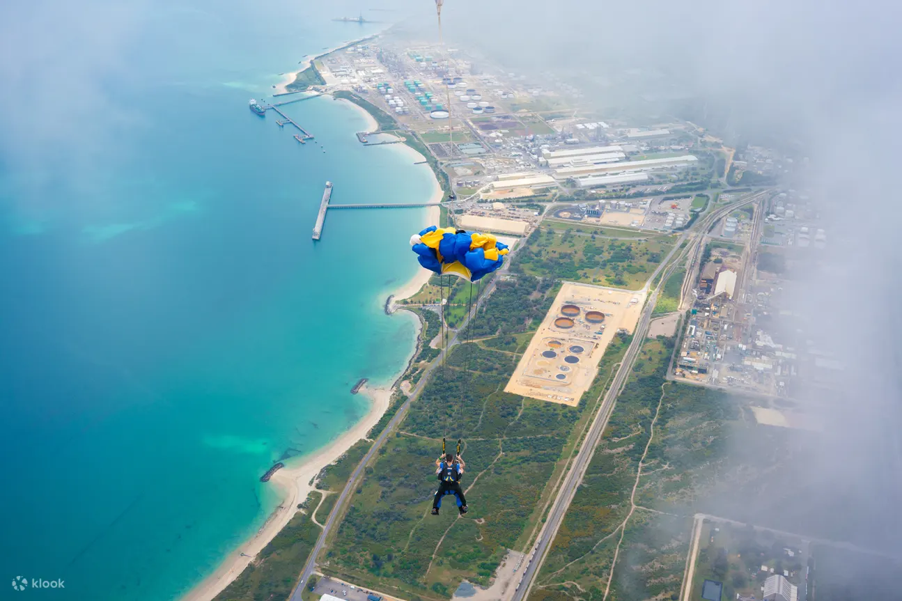 在海滩上空降落伞