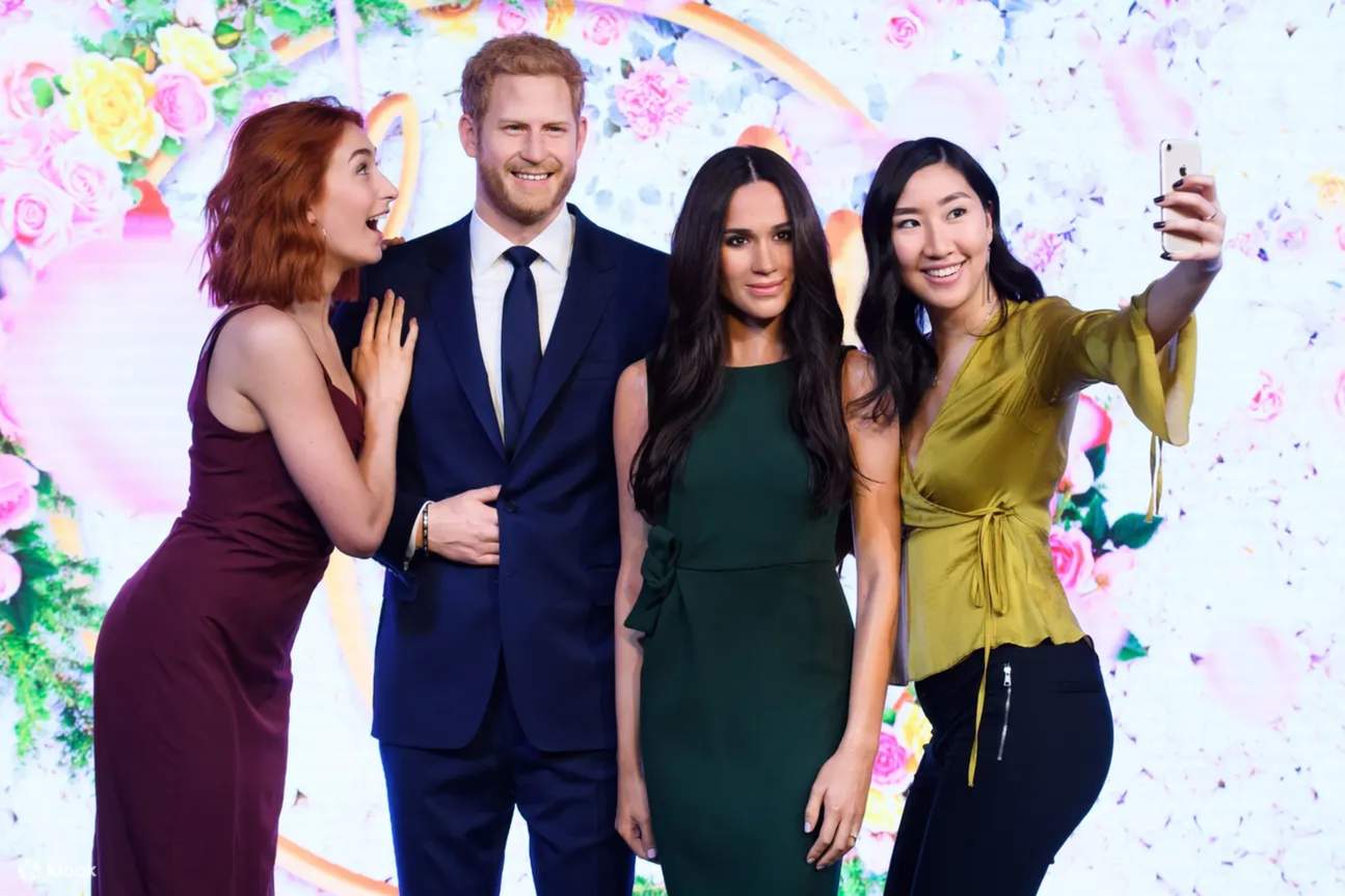 マダム・タッソー・ロンドンで本物そっくりの蝋人形と一緒に写真を撮ろう
