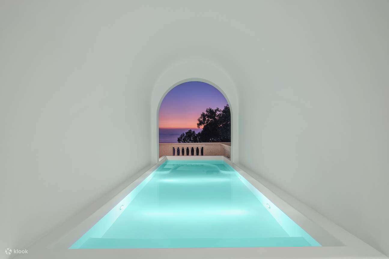 Phòng có giường King có sân hiên và hồ bơi mái vòm