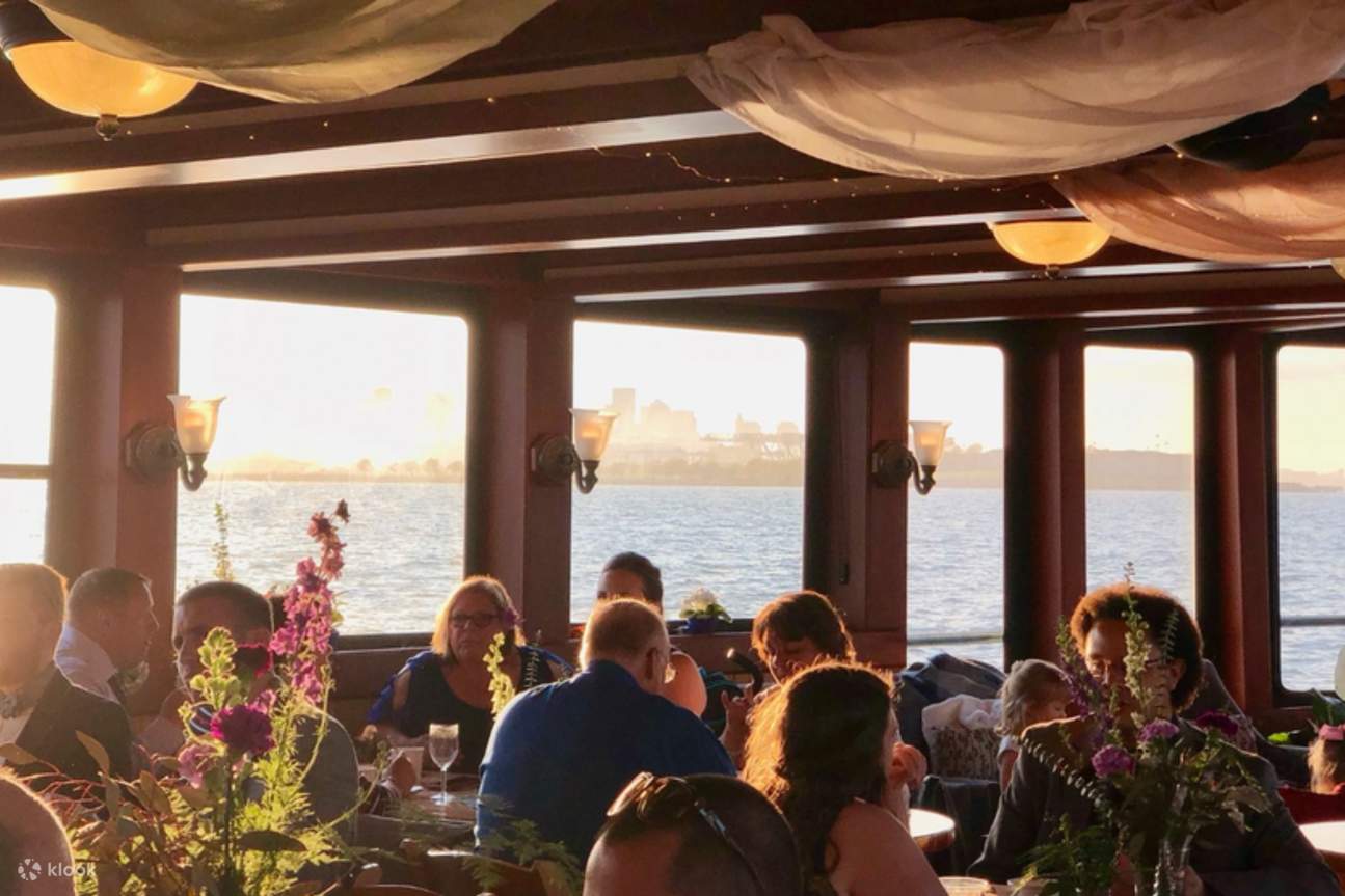 Profitez de conversations agréables et d'une cuisine délicieuse, entouré de rires et de bons amis