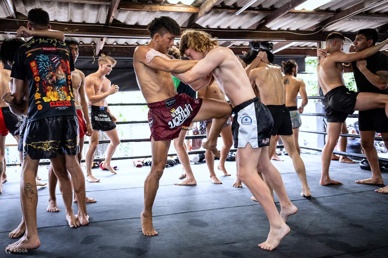 Pelajari asas Muay Thai dengan cara yang menyeronokkan dalam kelas untuk pemula