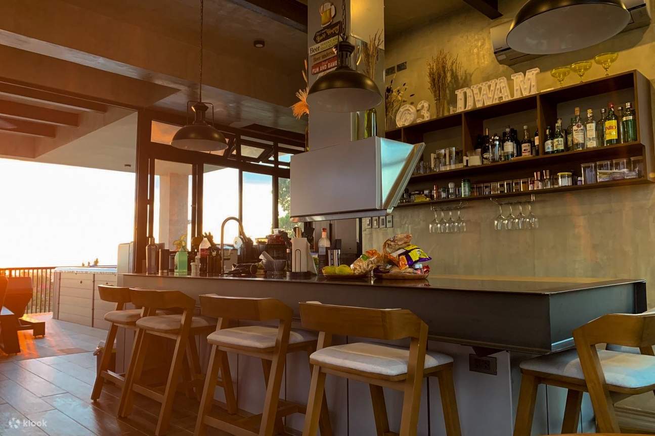 บาร์กว้างขวางพร้อมเคาน์เตอร์ยาวและเก้าอี้สตูลให้ลูกค้าได้นั่งดื่มเครื่องดื่ม