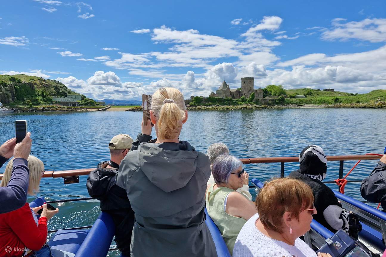 Откройте для себя потрясающую панораму Эдинбурга с воды, наслаждаясь экскурсией с гидом и прохладительными напитками на борту.