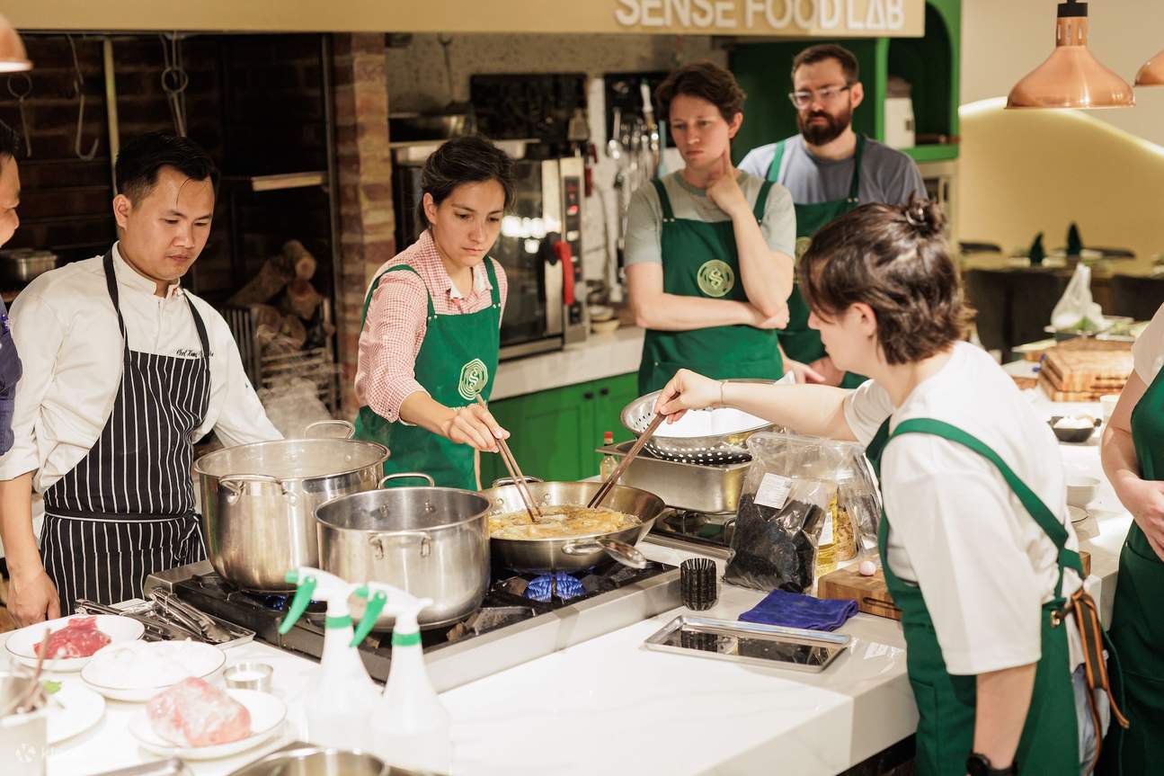 Kelas Memasak Vietnam dengan Lawatan Pasar di Sense Food Lab Hanoi