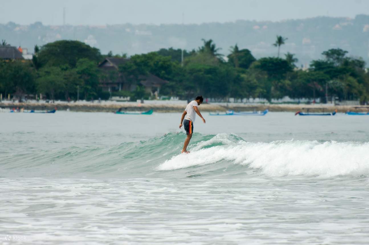 Lezione di surf a Seminyak Bali dalla Nuna Surfing School