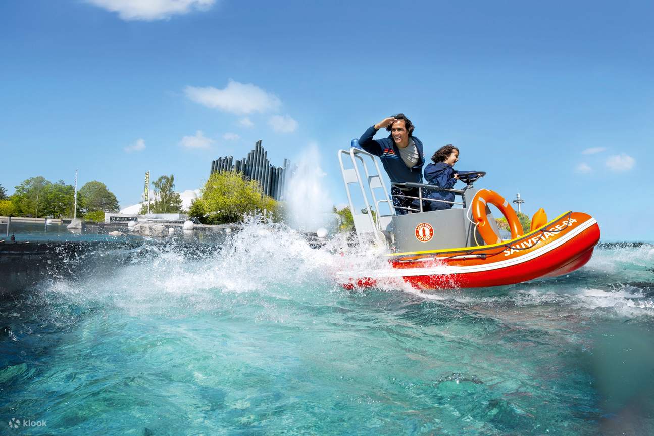 Montaña rusa con gente