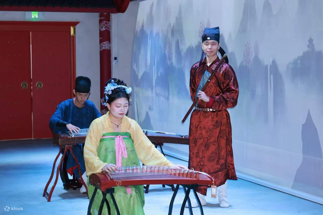 演员的表现是整场表演的灵魂，从妆容、服饰到动作、神态，都透着对角色的精准把控