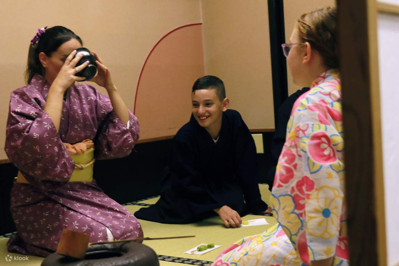 Learn Zen in a class of making Matcha Tand writing brushes in kimono