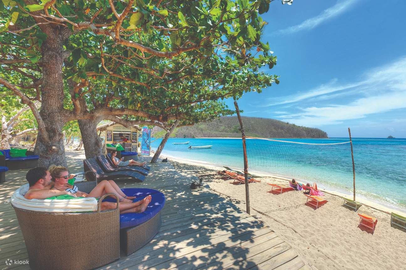 Ein Paar entspannt auf einer Privatinsel