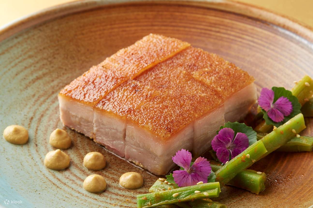 yi by jereme leung singapore raffles hotel에서 맛있는 음식을 즐겨보세요.