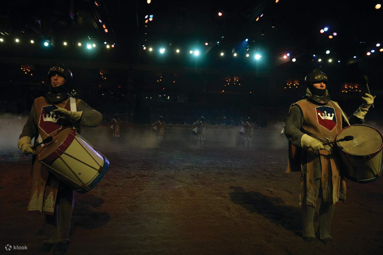 ผู้ชายถือกลอง