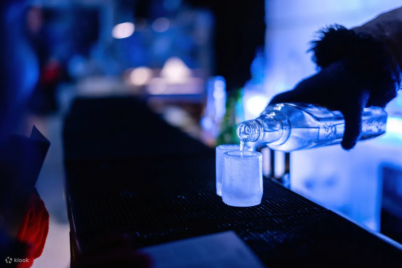 男子将酒精倒入两个冰杯中