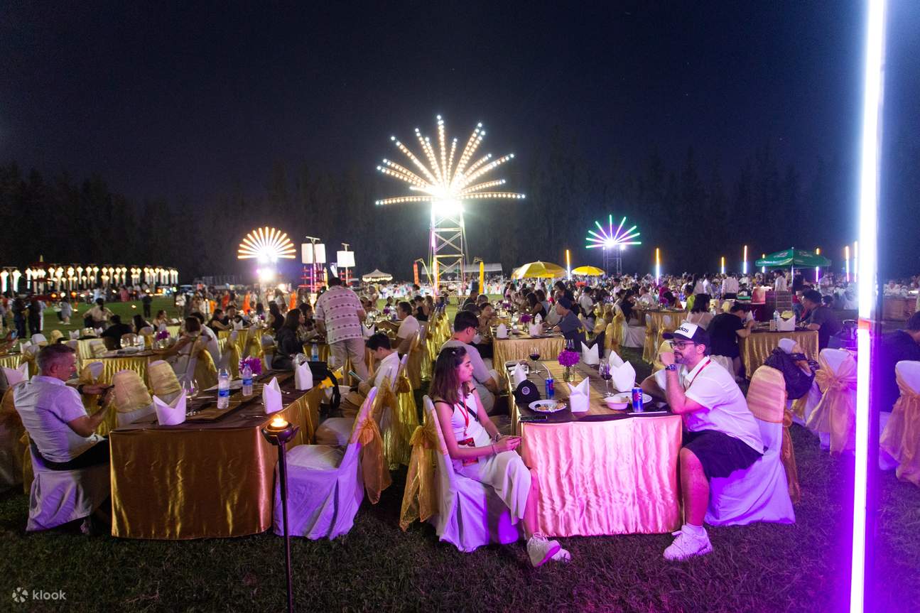 Menyajikan makanan dan minuman yang bersih, beragam, dan lezat yang dibuat oleh
koki Central Duangtawan Hotel.