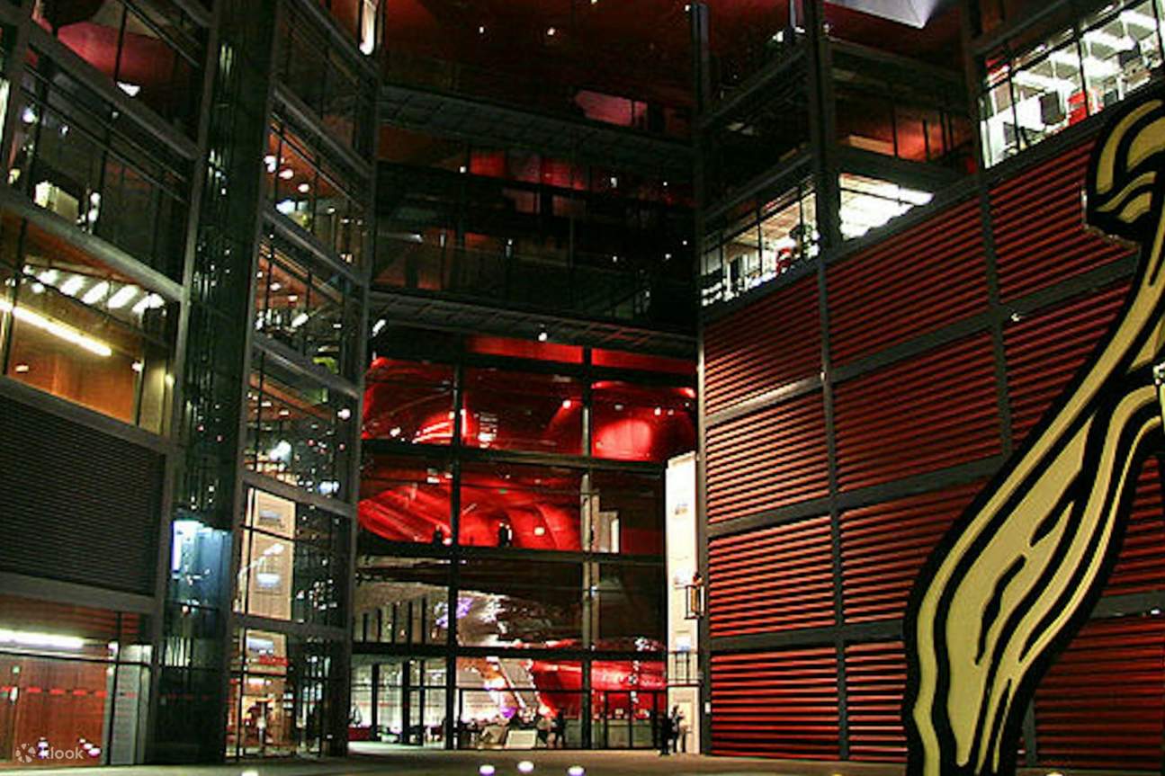 歴史的建造物と現代的な展示が融合した、ユニークな体験ができる美術館です。