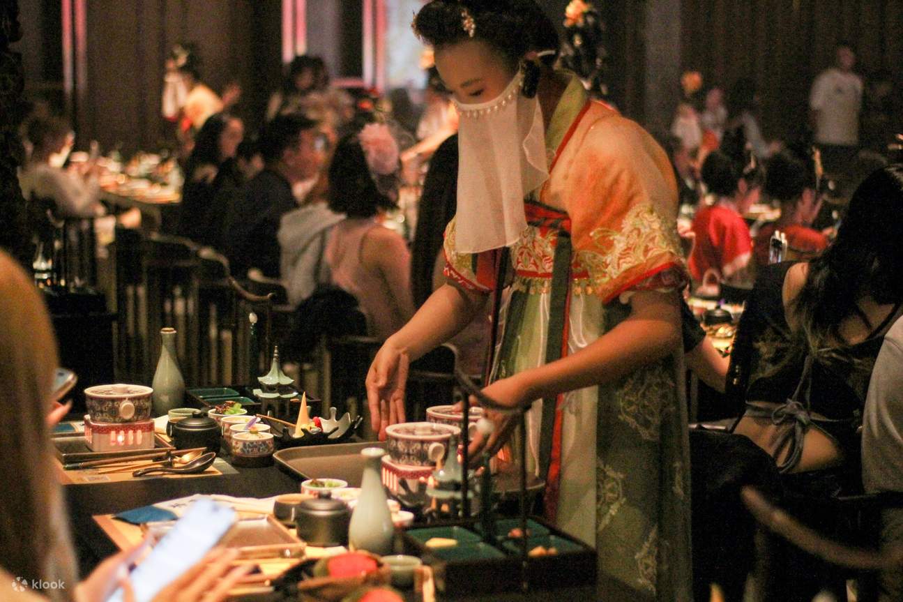 どの料理も提供順や盛り付けに工夫が凝らされており、美味しいだけでなく、見た目にも美しく、お客様は入店から退店まで、心遣いと尊重を感じていただけます。