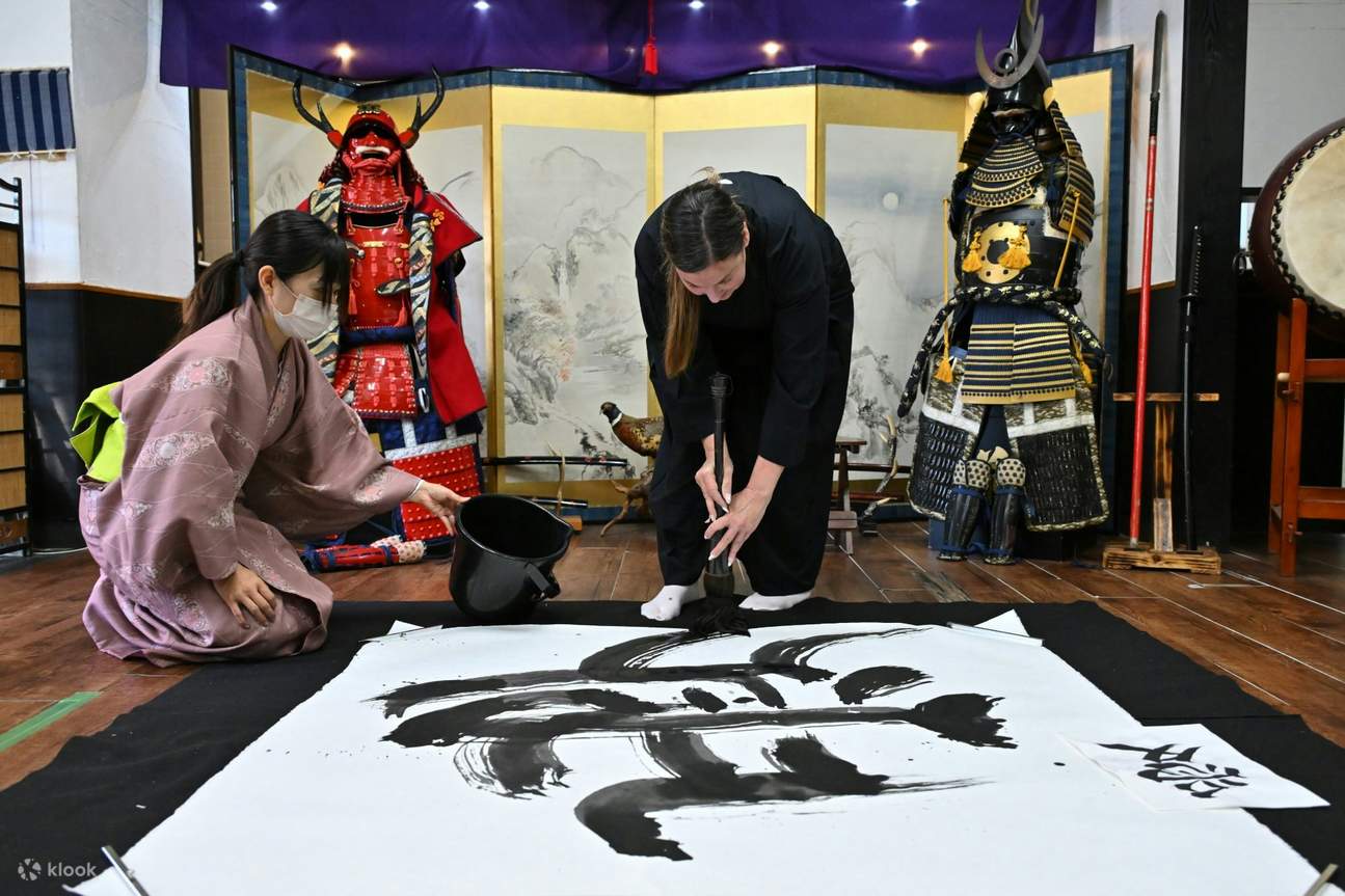 Lớp học thực hành tìm hiểu về Bushido & Thiền gần Lâu đài Osaka với ảnh