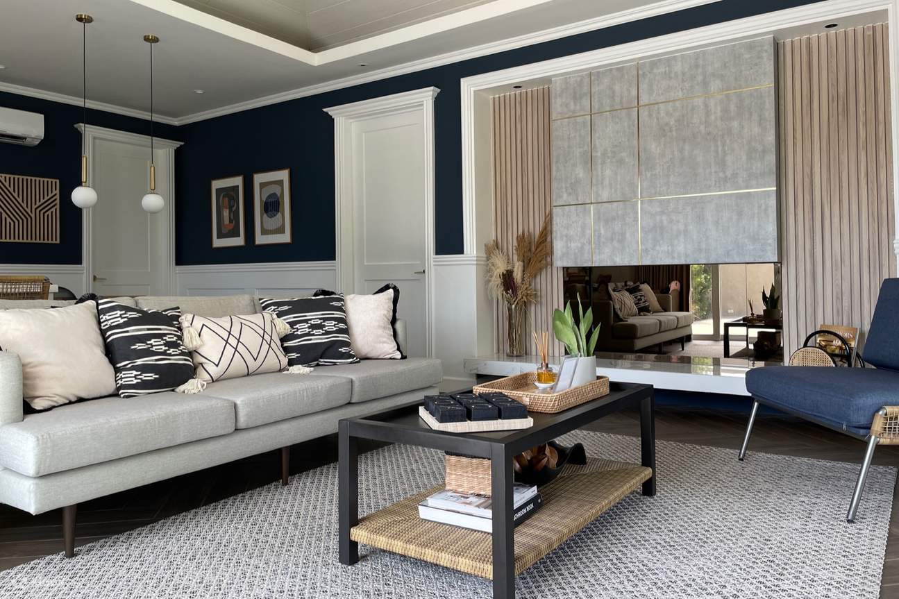 Phòng khách ấm cúng với tường màu xanh lam và đồ nội thất màu trắng