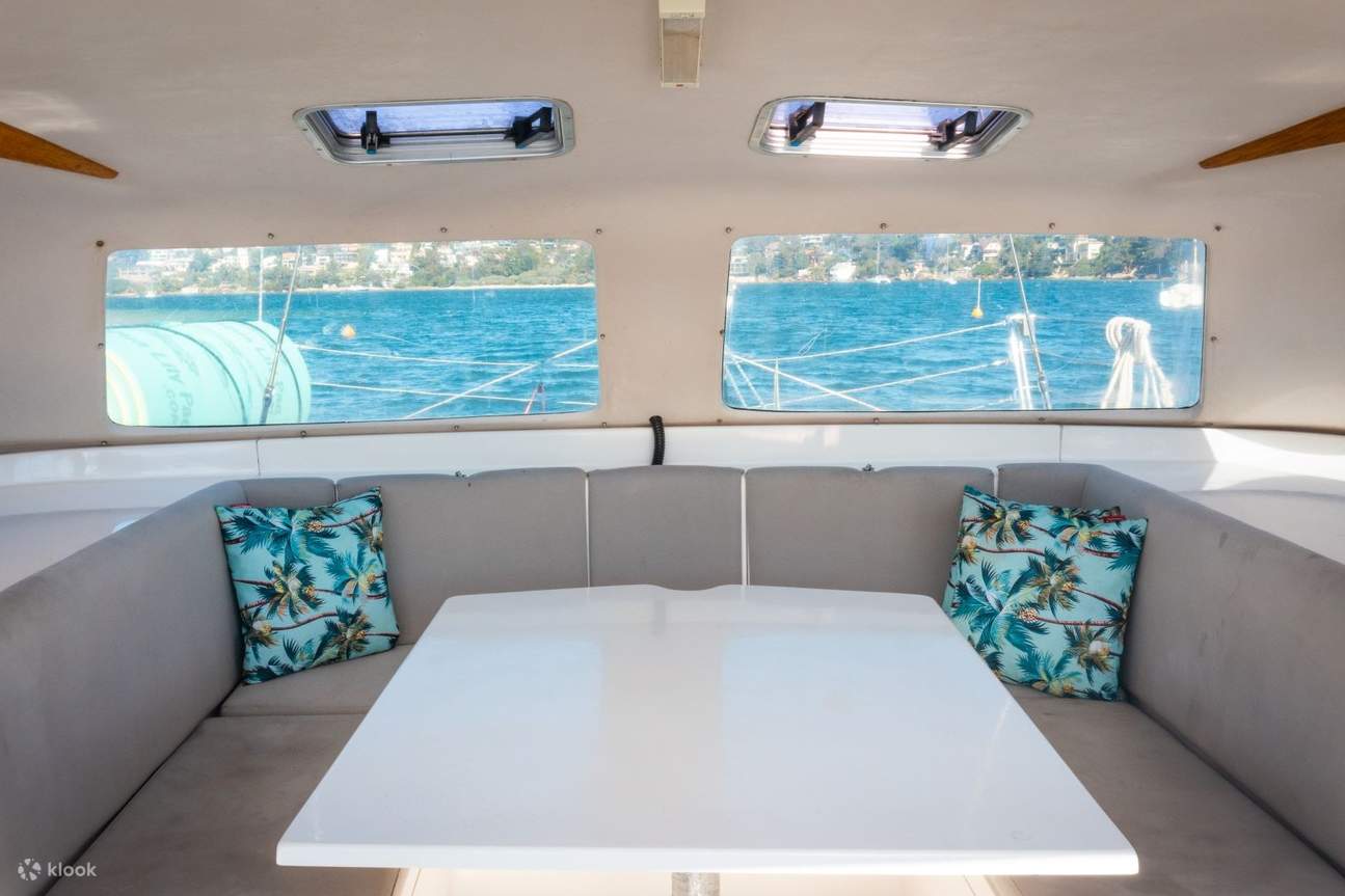 พื้นที่นั่งเล่นแสนสบายในเรือคาตามารัน