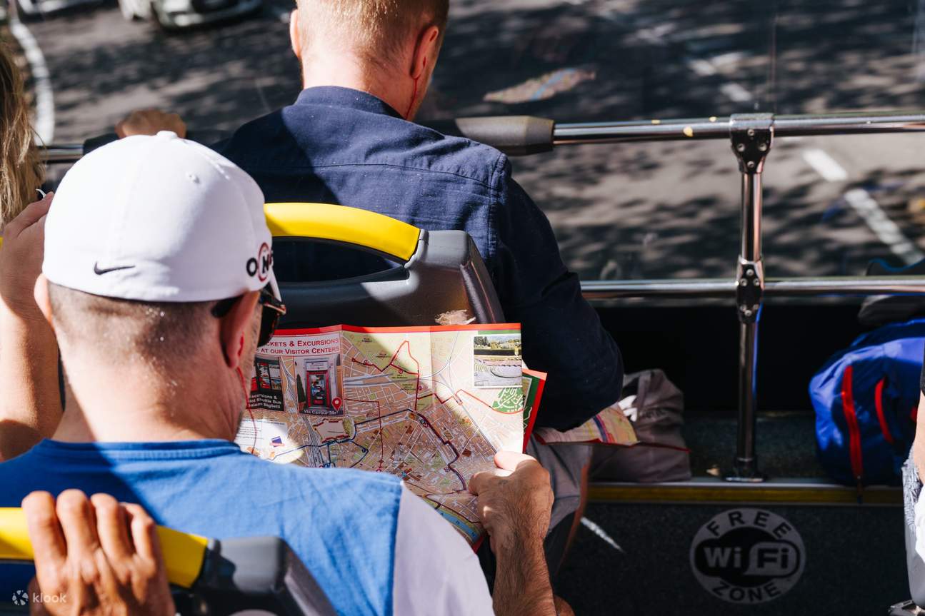 Manténgase informado con actualizaciones en tiempo real sobre la ubicación de los autobuses y los tiempos de espera, mejorando su experiencia de viaje.