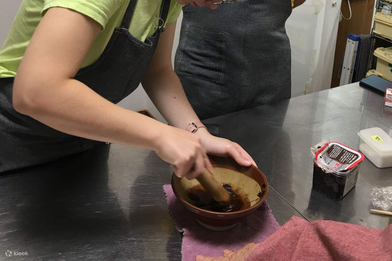 Разотрите красное мисо в ступке