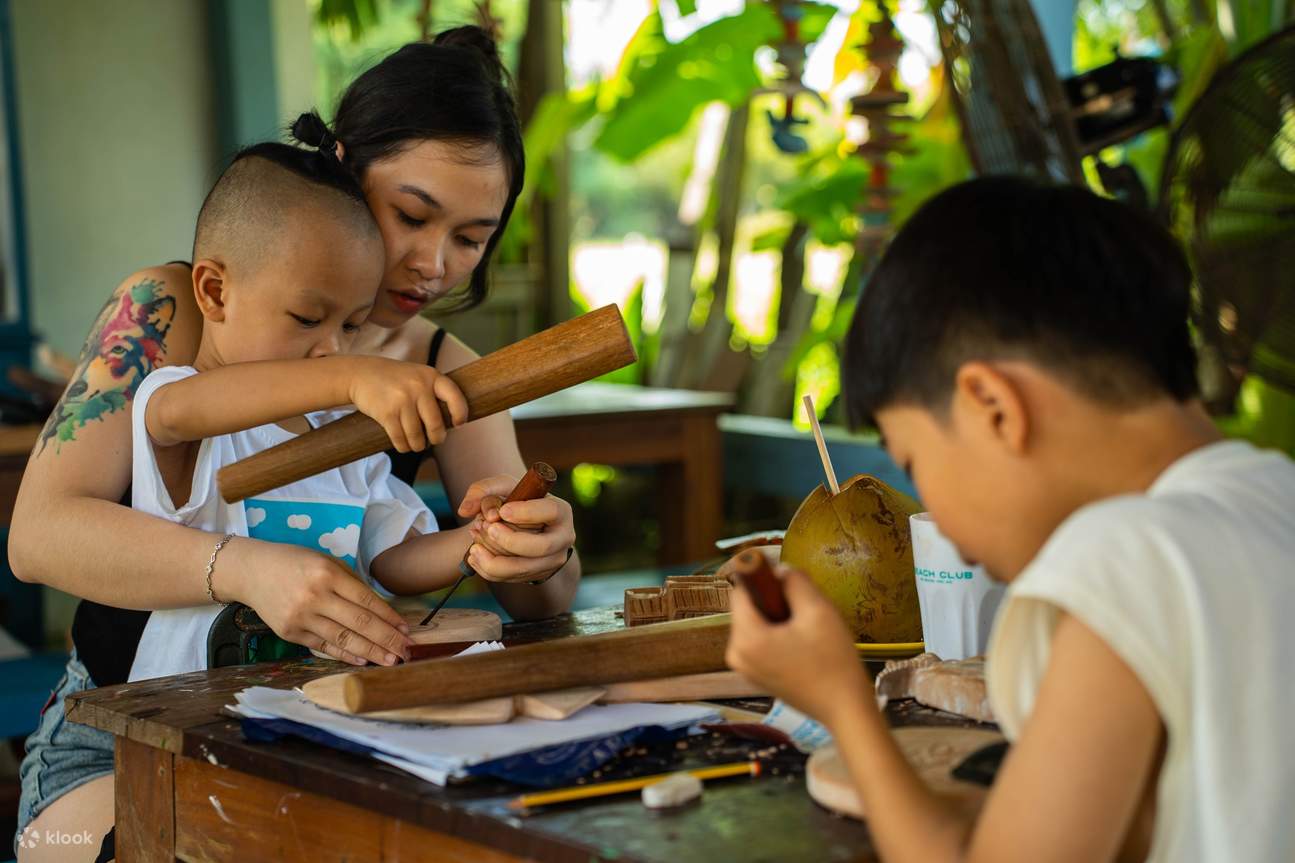 Bengkel Seni Ukiran Kayu di Cui Lu Village di Hoi An