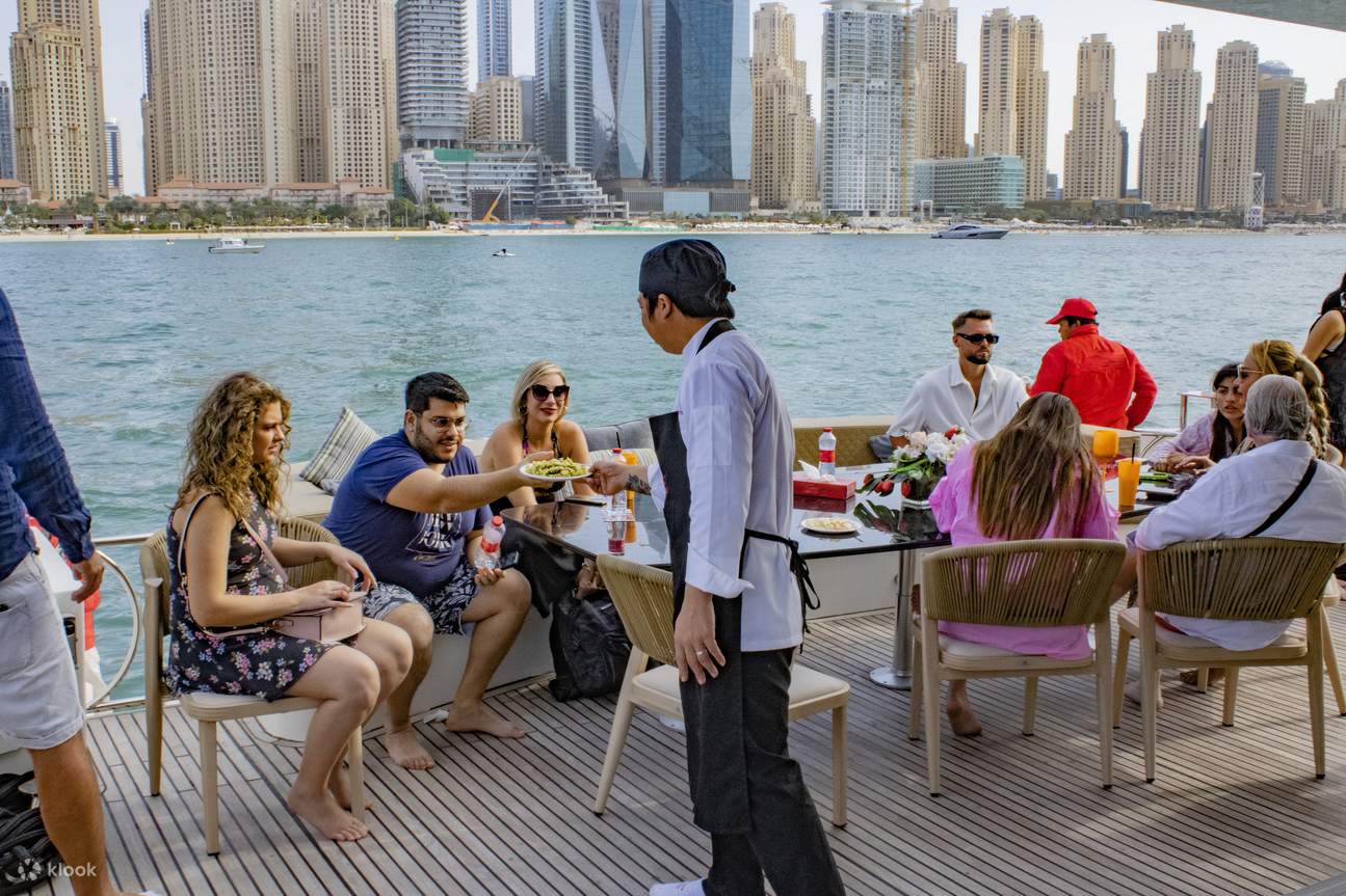 Pengalaman Super Yacht dengan Muzik & Minuman Live