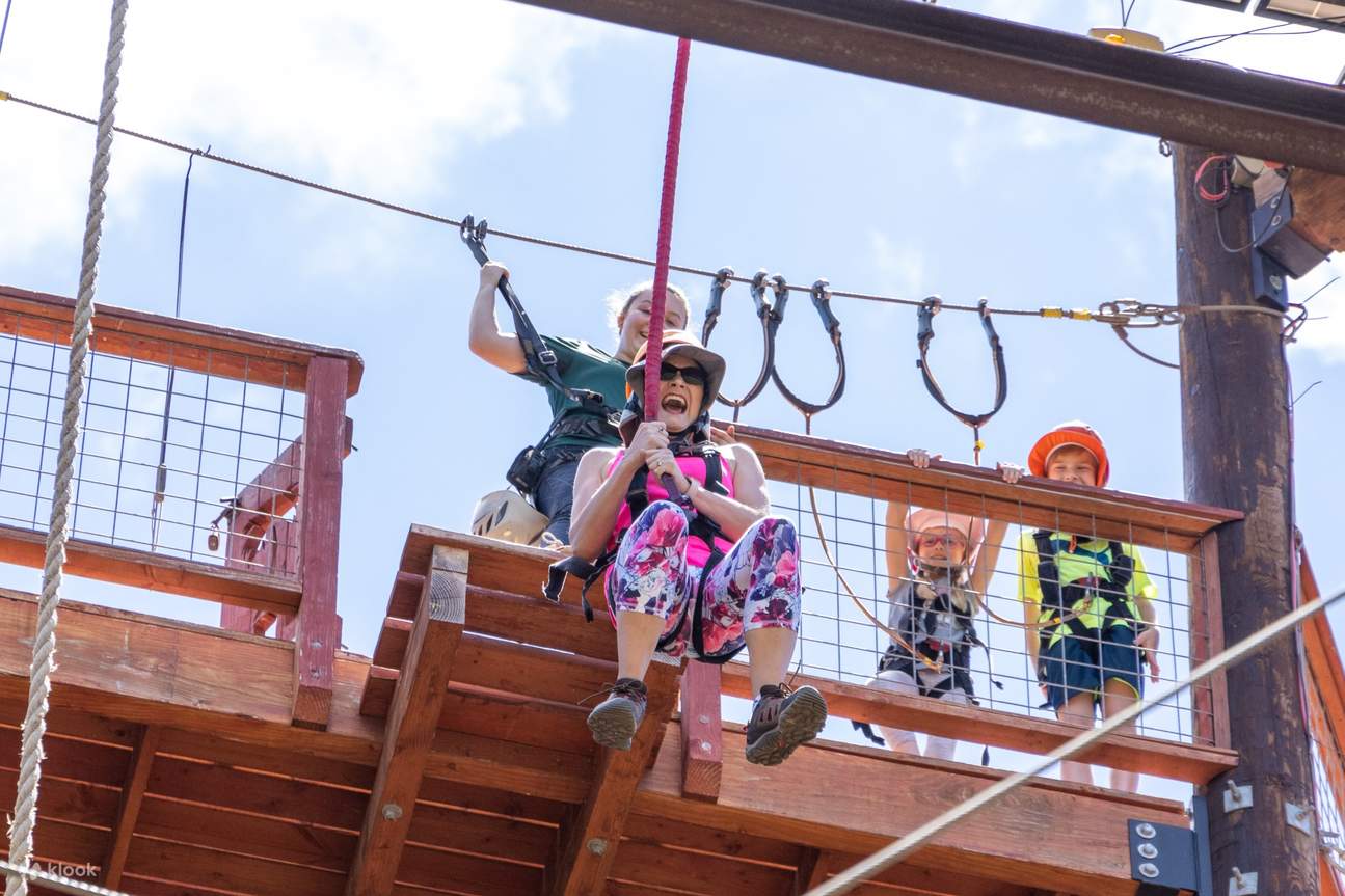 Женщина спускается по тросу.