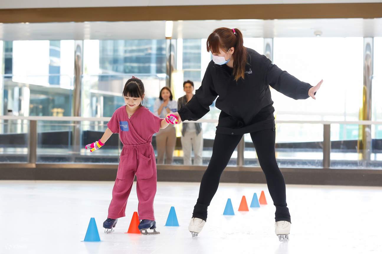 Kesenangan Keluarga Pengalaman Skating Mandiri Istana Es Cityplaza