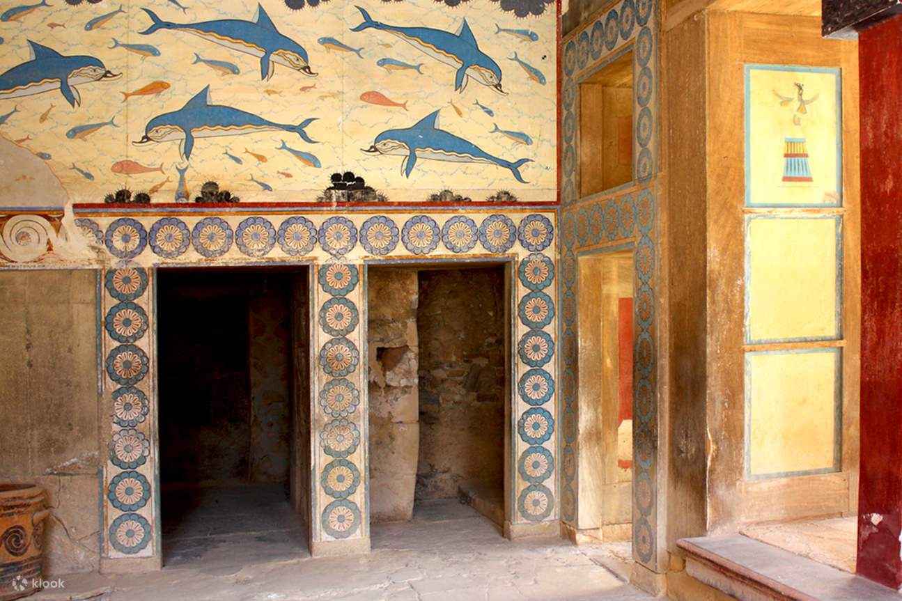 Pintura mural restaurada del famoso fresco del delfín dentro del Palacio de Knossos
