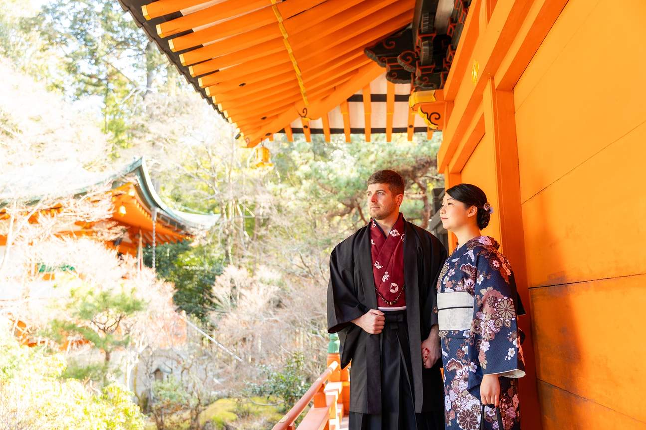 Chụp ảnh ngoại cảnh tại Bishamondo - khoảng 2 giờ chụp (bao gồm 30 phút thời gian di chuyển bằng taxi), giao 200 ảnh. Địa điểm chụp ảnh là trong khuôn viên Bishamondo.