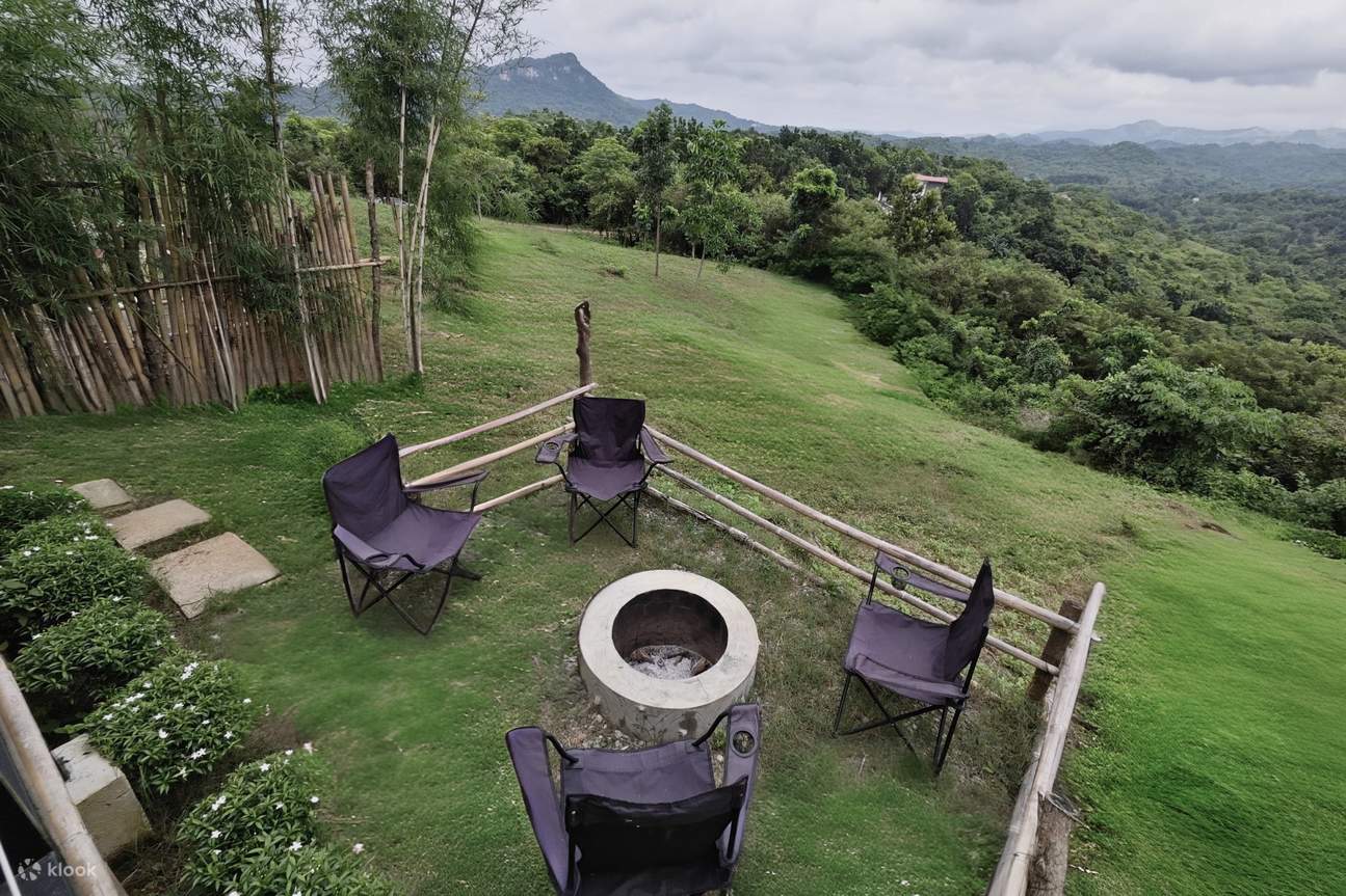 캠핑 의자와 울타리가 있는 화덕