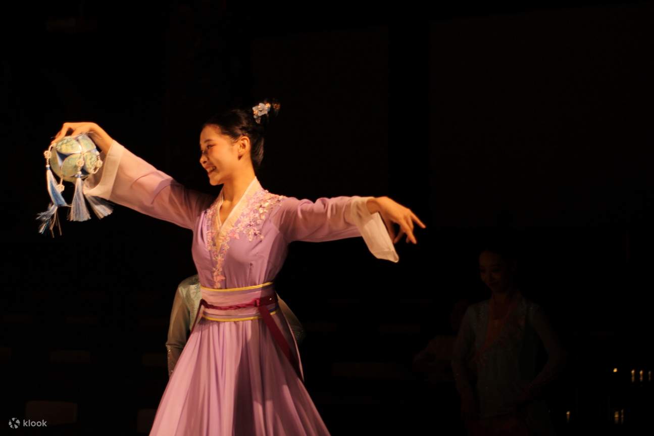 공연 덕분에 연회가 더욱 활기를 띠었습니다.