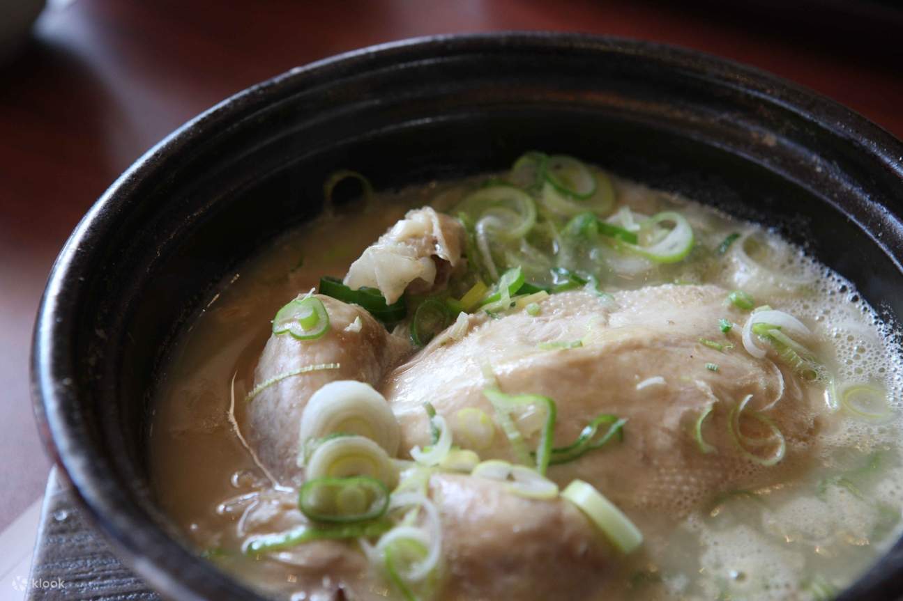 Il samgyetang, una nutriente zuppa coreana di pollo al ginseng, è un piatto molto apprezzato per l'energia e il benessere. Trova i migliori ristoranti di samgyetang a Seoul (Jongno, Myeongdong), Daejeon, Daegu, Busan e Jeju Island. Particolarmente popolar