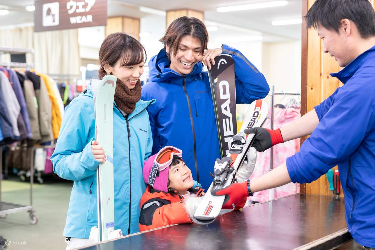 Keluarga menyewa peralatan ski