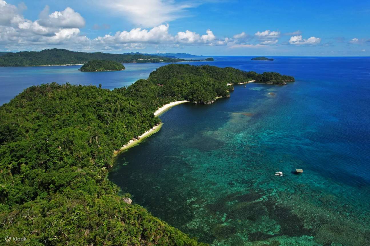 Tauchen Sie ein in die ruhige Schönheit der Tauchplätze von Cauayan, wo kristallklares Wasser eine Welt voller Unterwasserwunder offenbart.