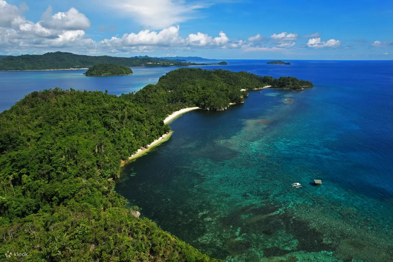 沉浸在卡瓦延 (Cauayan) 潜水地点的宁静美景中，那里水晶般清澈的海水展现出水下奇观的世界。